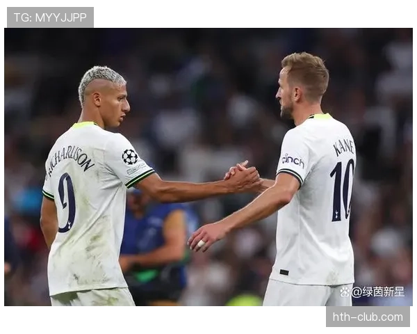 孔蒂三后卫体系的表现分析：现代足球中的防守艺术重塑与发展趋势