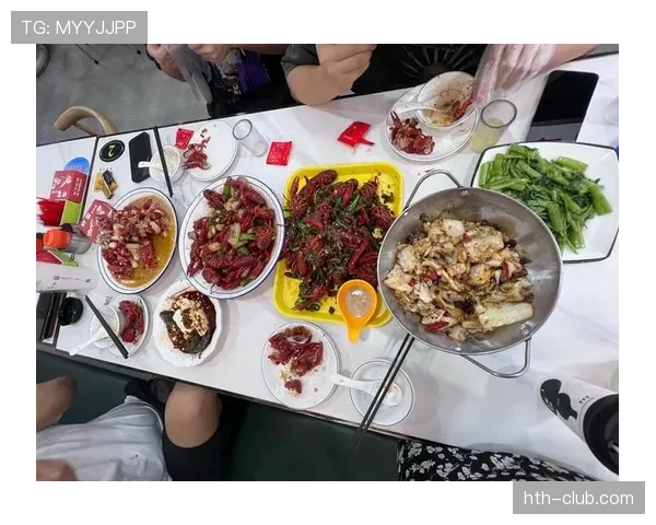 蒋圣龙又被拍到凌晨高档餐厅吃龙虾，隔壁桌根本没他钱包厚！